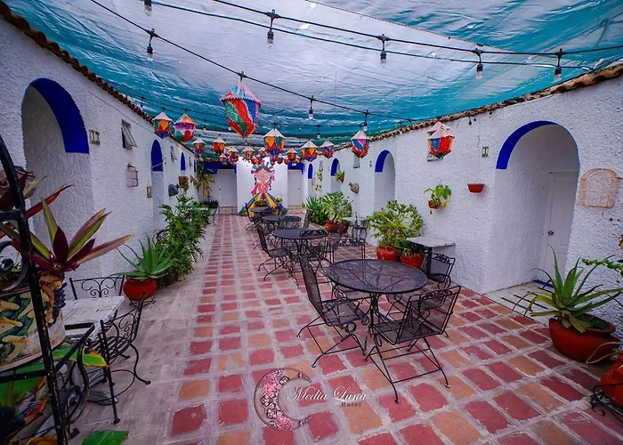 Hotel Media Luna Tlaquepaque